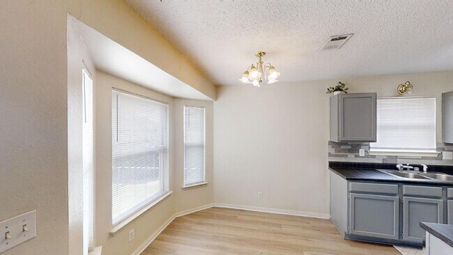 Building Photo - 2802 Woodlands Dr