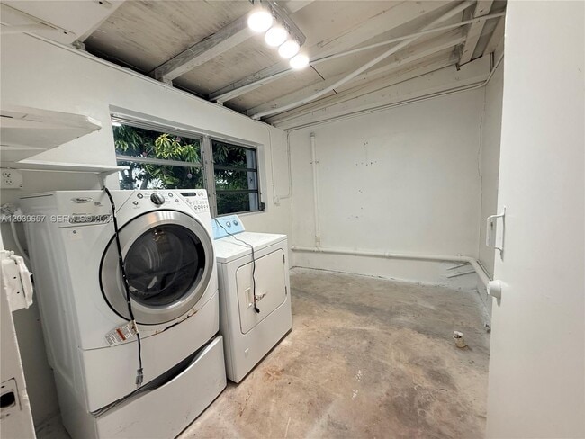 Building Photo - 561 W 39th St