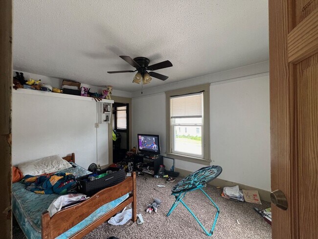 Building Photo - Over 2,000sf and 8 Bedrooms