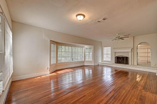 Building Photo - 6109 Saxon Dr