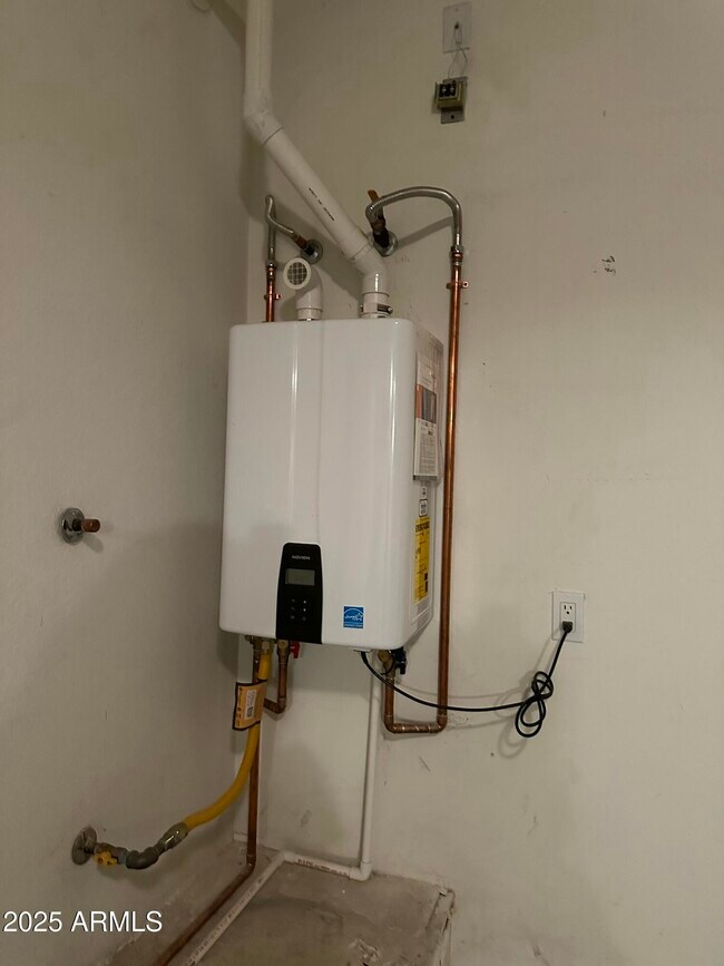 Building Photo - 3533 E Flower St