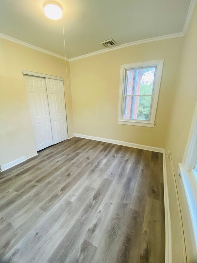 Building Photo - 7 Maple St