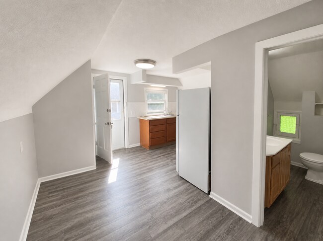 Building Photo - 1 Bed / 1 Bath Upstairs Unit with Private Balcony – Riverside Gardens