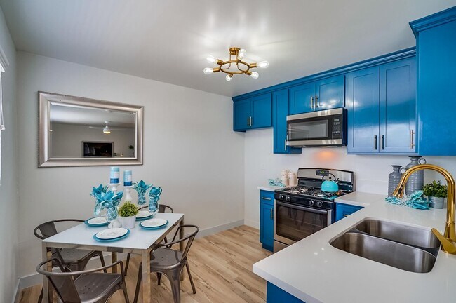 Building Photo - Spacious -2bd/1ba -$2,050.00 - LBC - Parki...
