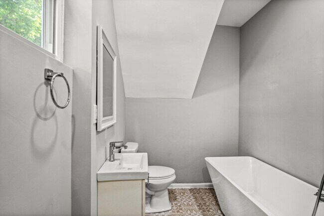 Building Photo - 835 Isabella St