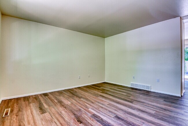 Building Photo - Fantic Home In Villege Seven For Rent