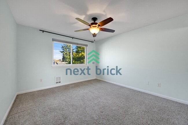 Building Photo - Charming 1.5-Bedroom Unit in Convenient Burien Location