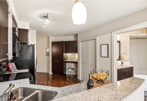 Building Photo - Stunning 1 bed condo in desirable Belltown and Lower Queen Anne! Available 3/7/26!