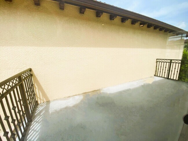 Building Photo - 50 Via Poinciana Ln