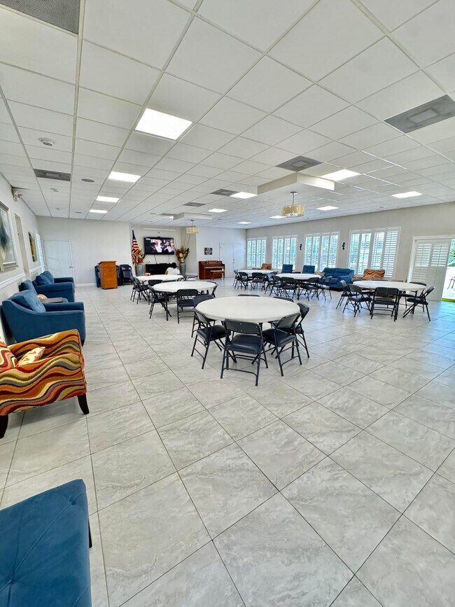 Building Photo - 2660 SW 22nd Ave