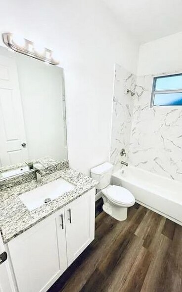 Building Photo - 579 SW Paar Dr