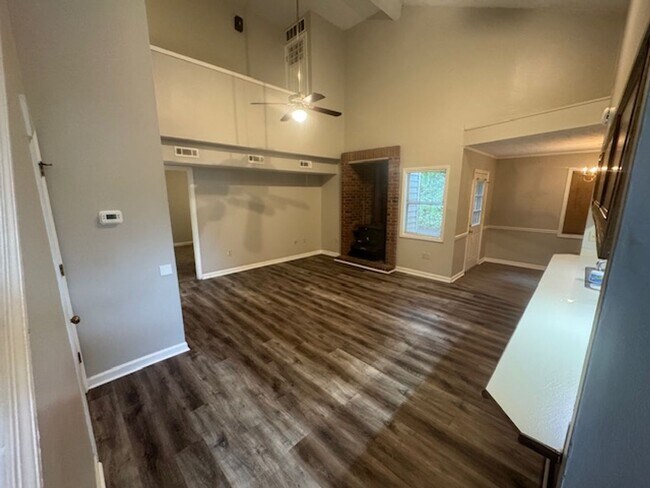 Building Photo - 106-110 Northwoods Dr