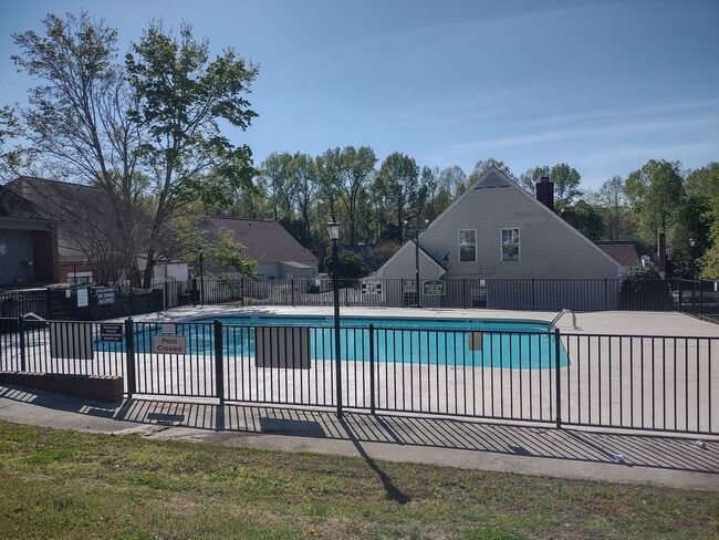 Building Photo - ****MOVE IN SPECIAL****Fabulous Upgraded Three Bedroom/Two Bath Townhome - Walking Distance to Le...