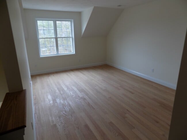Building Photo - 1148 Bedford St