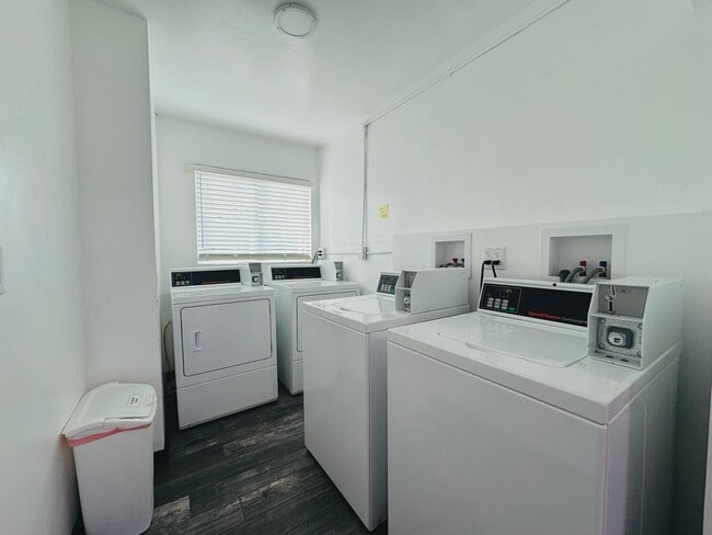 Building Photo - STUDIOS AVAILABLE IN THE HEART OF LA JOLLA! ONLY $1,700/mo!