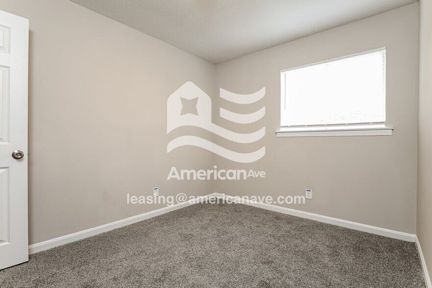 Building Photo - 915 Farwell Dr