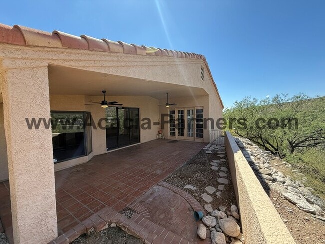 Building Photo - Three Bedroom/Two Bath Home