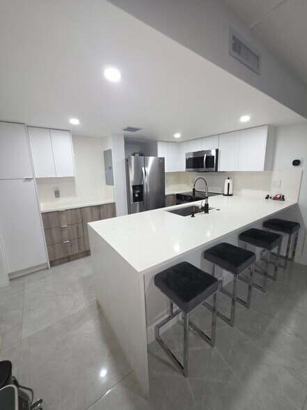 Building Photo - 6446 Miami Lakes Dr