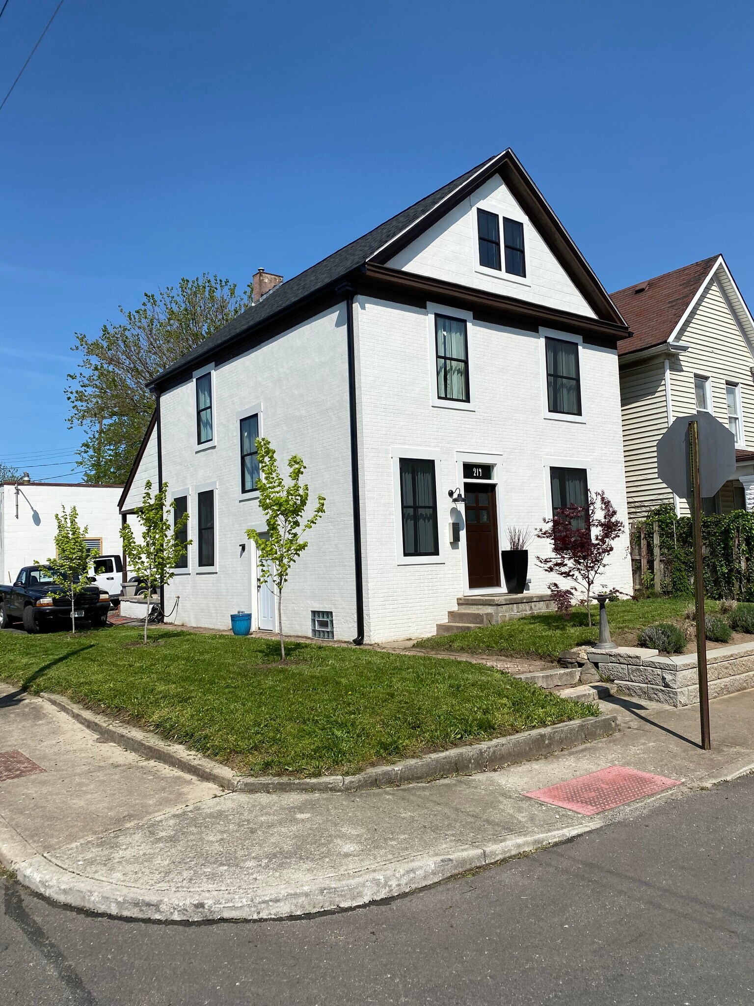 Building Photo - 219 S Cypress Ave