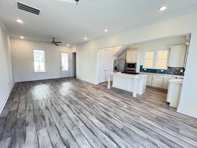 Building Photo - Luxury 2 Bedroom, 2.5 Bath Townhome Available Now in Market Common!