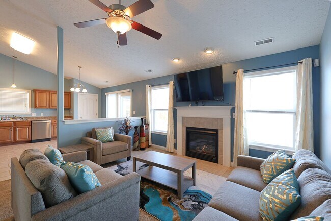 Building Photo - Room Share Rental: Spacious 2 Bedroom / 2 ...