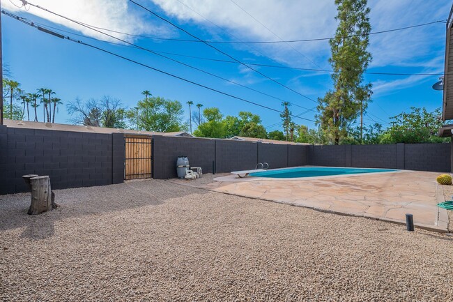 Building Photo - Great home in Tempe with a pool!