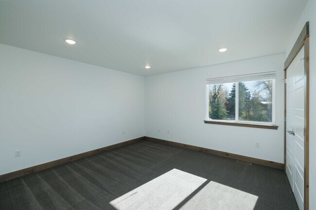 Building Photo - 515 W Aspen St