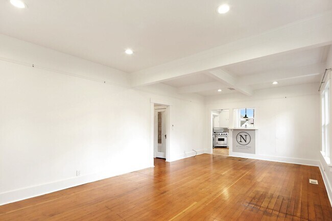 Building Photo - 425 Nelson St