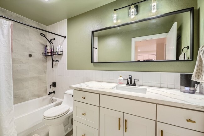 Building Photo - Available September 1st >> Stunning 1BR/1BA Condo for Rent! 1 Parking Garage Space + W/S/G Includ...