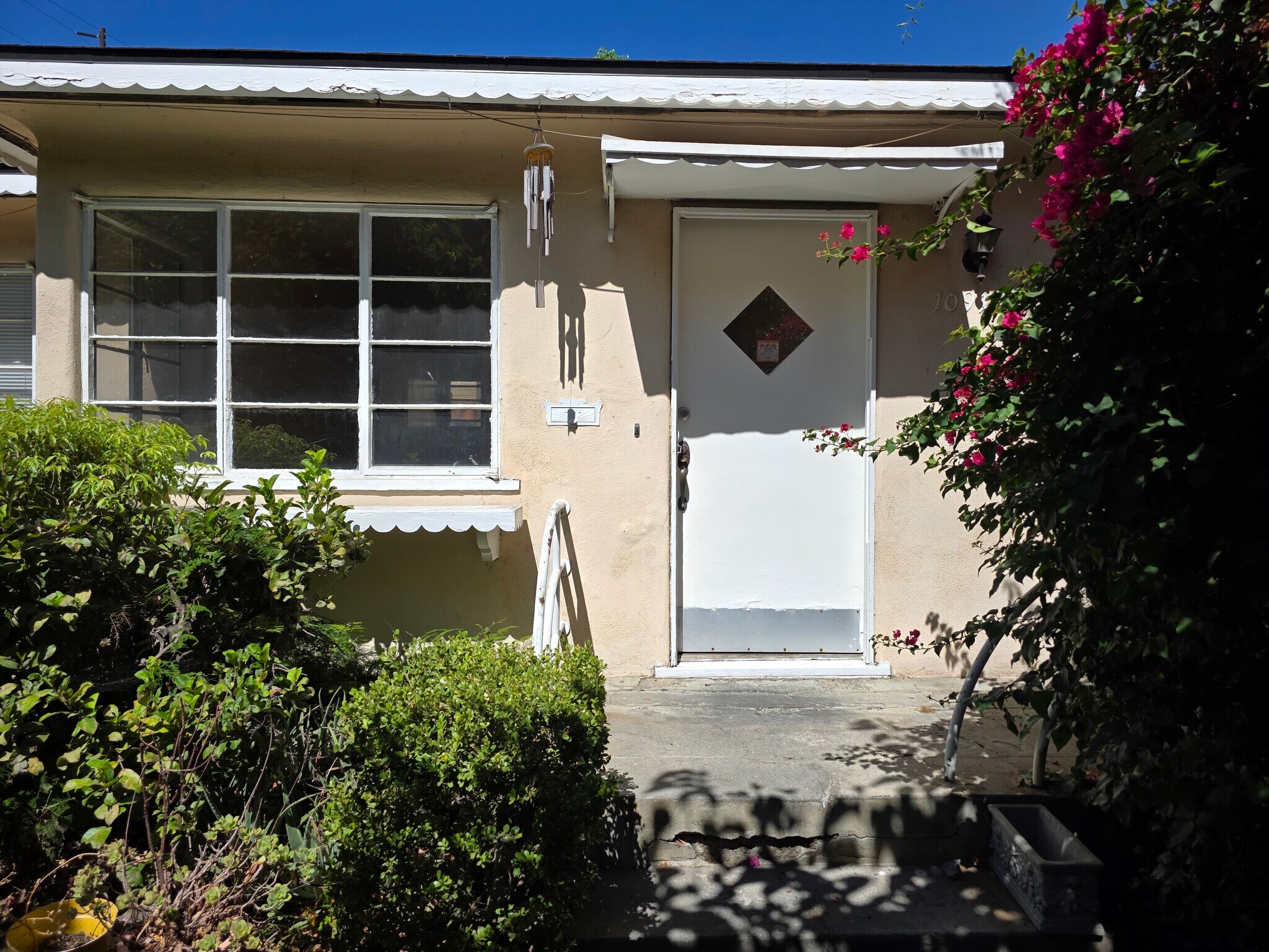 Building Photo - 10917 Moorpark St