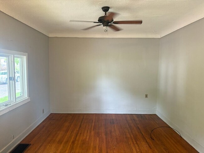 Building Photo - Cute 2 Bedroom Located Near Local Hospital