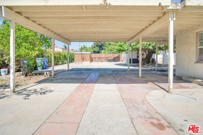 Building Photo - 677 E Kingsley Ave