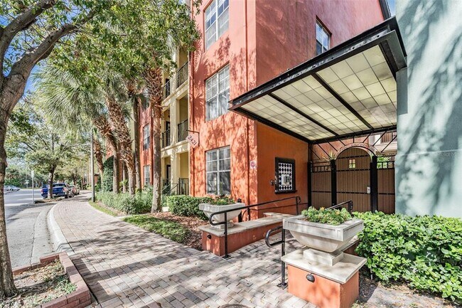 Building Photo - 2410 W Azeele St