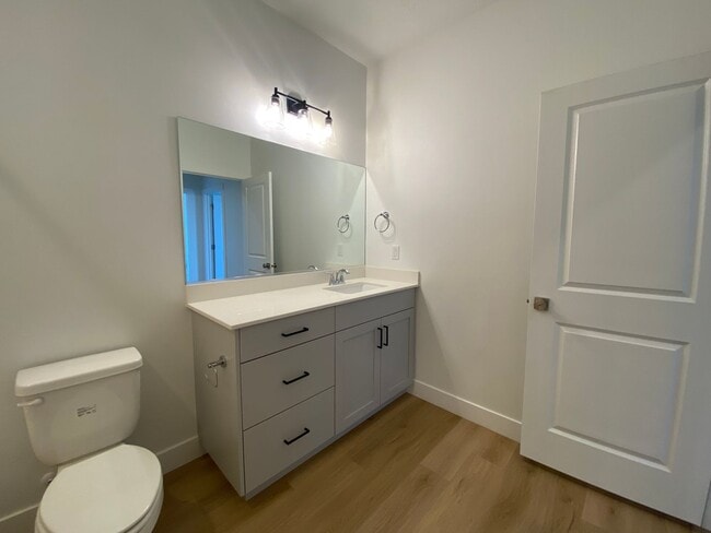 Building Photo - SPACIOUS TOWNHOME AVAILABLE FOR RENT