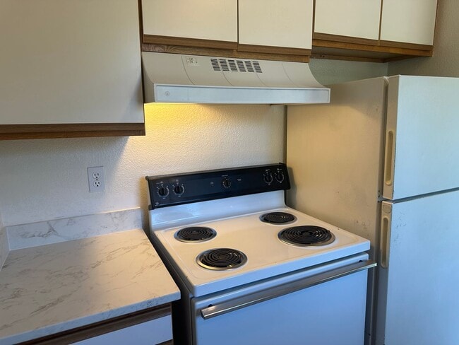Building Photo - Freshly updated 3 bedroom 2 bathroom duple...