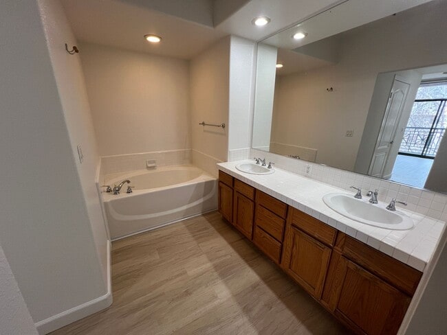 Building Photo - $3,595 - Beautiful and Spacious Downtown San Jose 2bd/2ba Condo in a Luxury Complex Next To SJSU