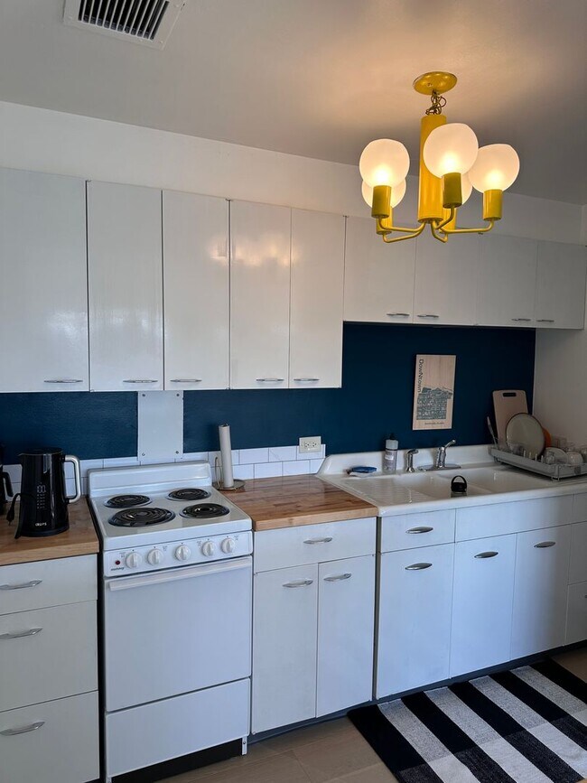 Building Photo - Cute and Clean Furnished Condo