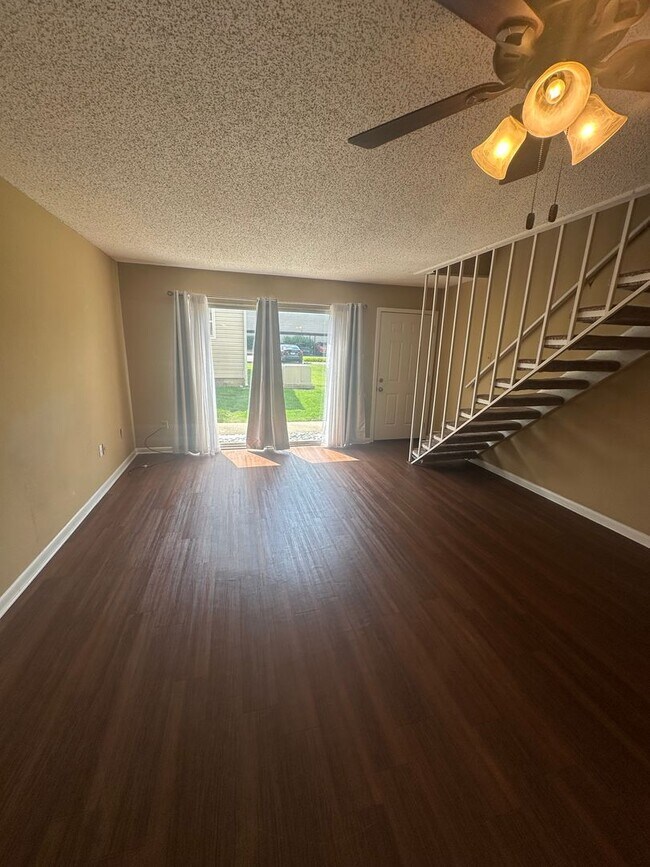 Building Photo - 1BD/1BA Townhouse located on the Germantow...