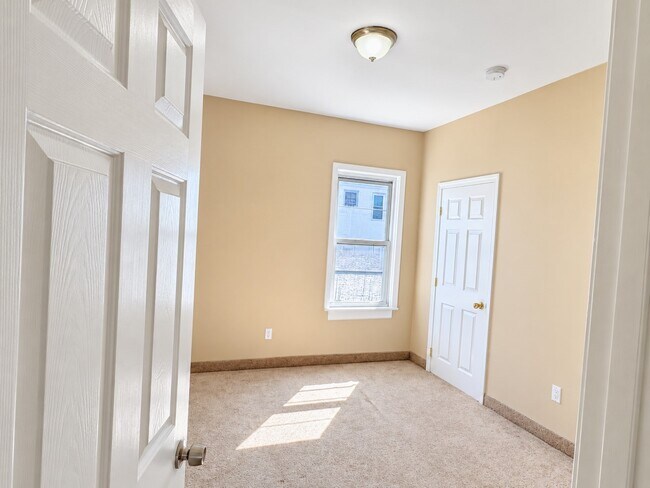 Building Photo - 456 Coggeshall St