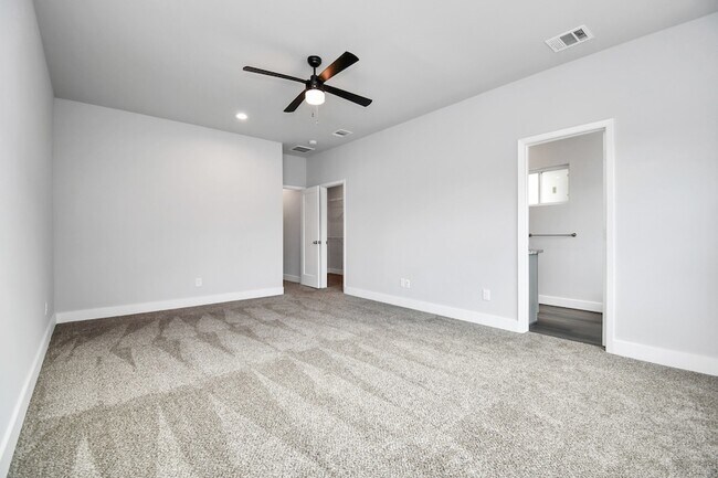 Building Photo - 3814 Lakewood Dr