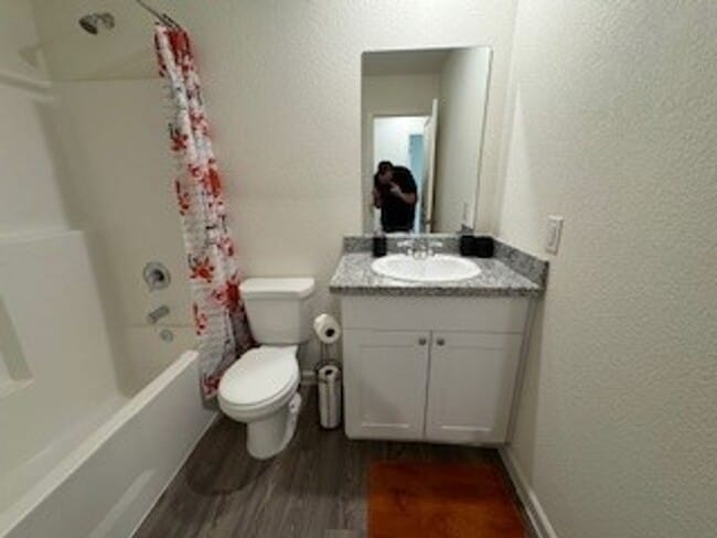 Building Photo - 3 BR 2BA Community with Gated entry, Near Rotary Park Sports fields and Colorado River Boat ramp/...