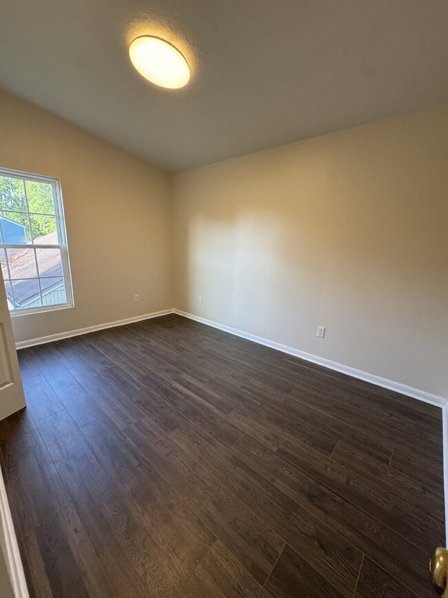 Building Photo - 4 bedroom 3 full bath home for rent in man...