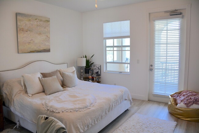 Building Photo - 140 Soriano Dr