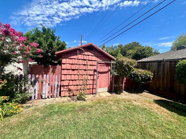 Building Photo - Charming 3 bedroom 2 bath home in Sacramento!