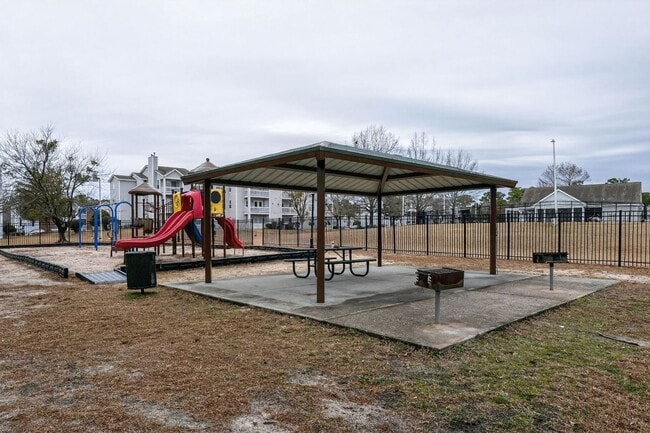 Building Photo - Spacious 3BR Condo in Fayetteville