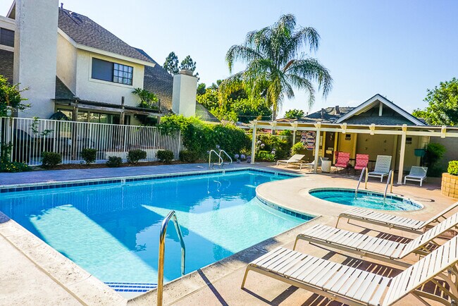 Building Photo - Beautiful 3 bed 2.5 bath Townhome in Orange