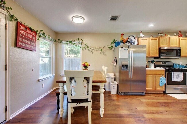 Building Photo - 450 Carriage Way
