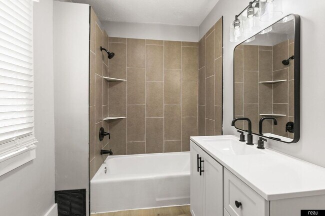 Building Photo - Charming 3-Bedroom Home with Spacious Layout