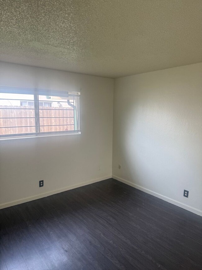 Building Photo - Spacious Condo near Shopping and Dining!