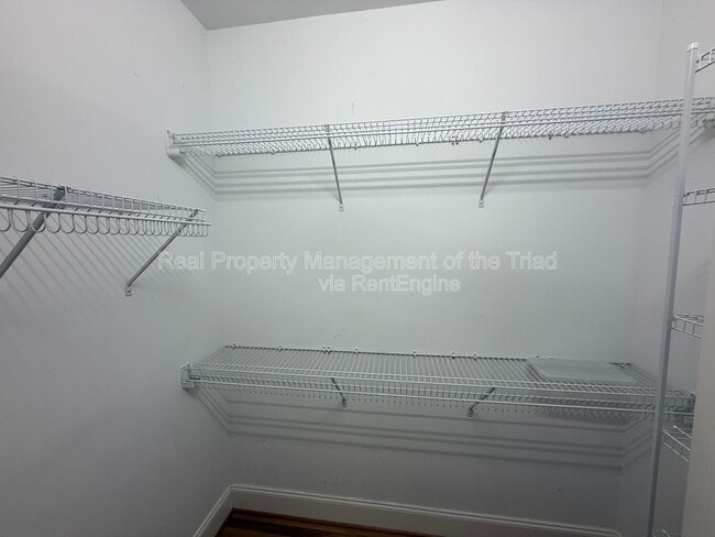 Building Photo - 2528 N Beech Ln